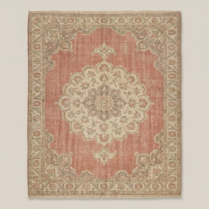 Translation missing: es.Traditional Oushak rug featuring floral medallion pattern in dusty pink and ivory tones