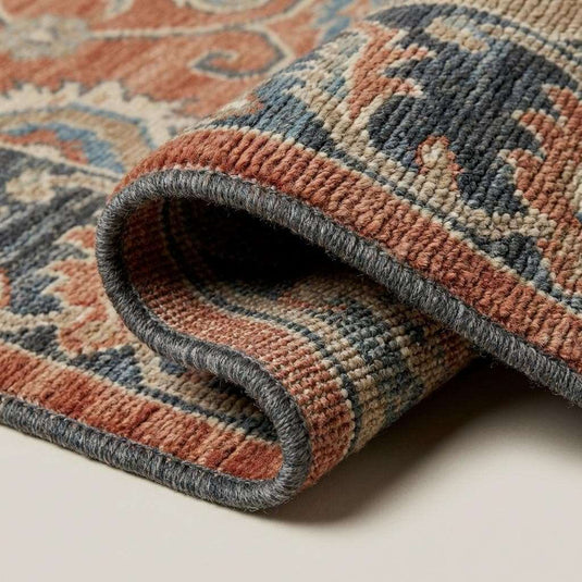 Translation missing: es.Close-up of hand knotted wool pile showing dense knot structure, natural fibers, and soft texture