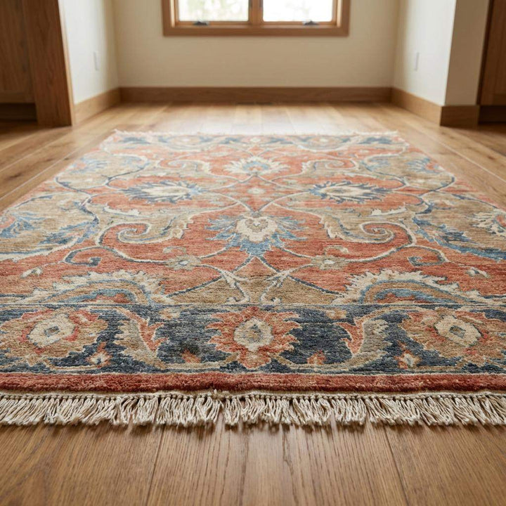 Translation missing: es.Traditional hand knotted rug with flowing floral design and soft abrash variation