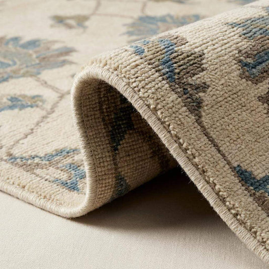 Translation missing: es.Close-up of hand knotted wool rug showing dense pile, individual knots, and natural wool texture