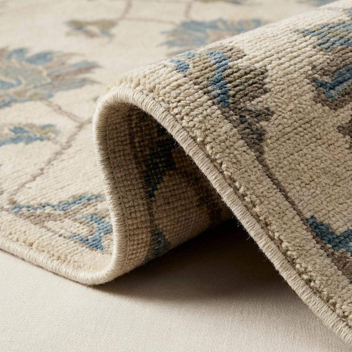 Translation missing: es.Close-up of hand knotted wool rug showing dense pile, individual knots, and natural wool texture