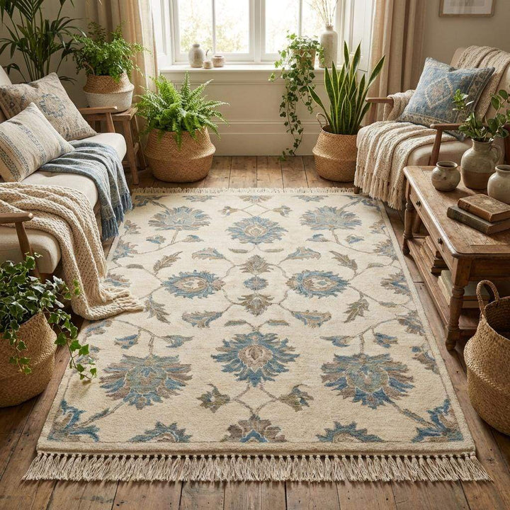 Translation missing: es.Neutral hand knotted wool rug with large floral motifs suitable for living room or bedroom