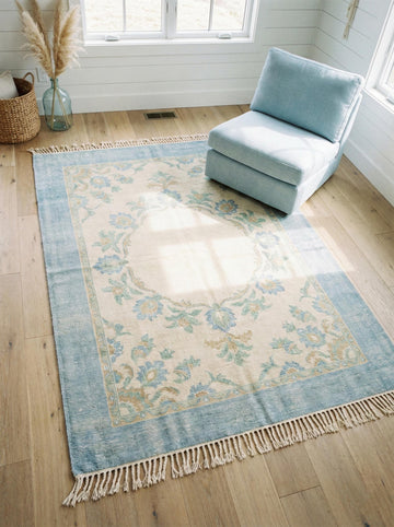 Translation missing: es.Hand knotted Oushak wool rug with light blue floral medallion on ivory background, Turkish style living room carpet
