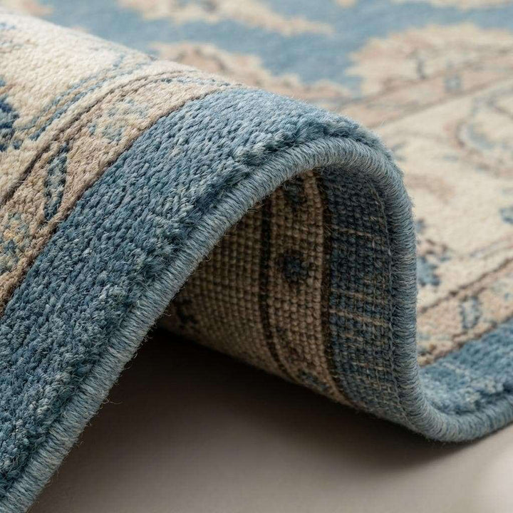 Translation missing: es.Close-up of hand knotted wool pile showing individual knots, natural wool fibers, and soft texture