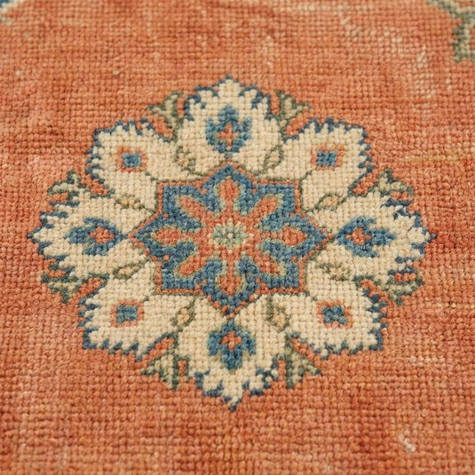 Translation missing: es.Close-up of hand knotted wool rug showing individual knots, dense cut pile, and natural wool fibers