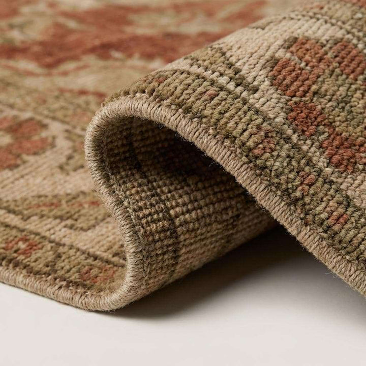 Translation missing: es.Close-up of hand knotted wool pile showing natural texture, low pile height, and subtle abrash
