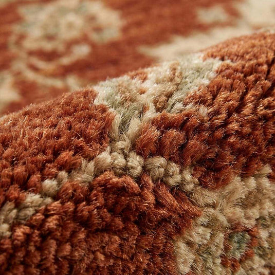 Translation missing: es.Close-up of hand knotted wool pile showing individual knots and natural fiber texture