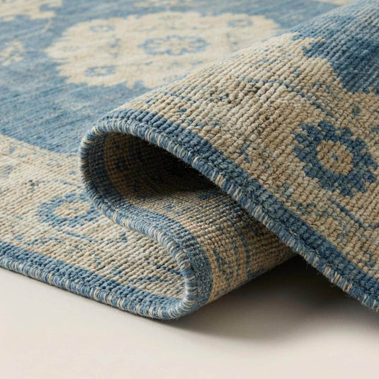 Translation missing: fr.Close view of hand knotted wool pile showing individual knots, natural fiber texture, and subtle vintage abrash color variation