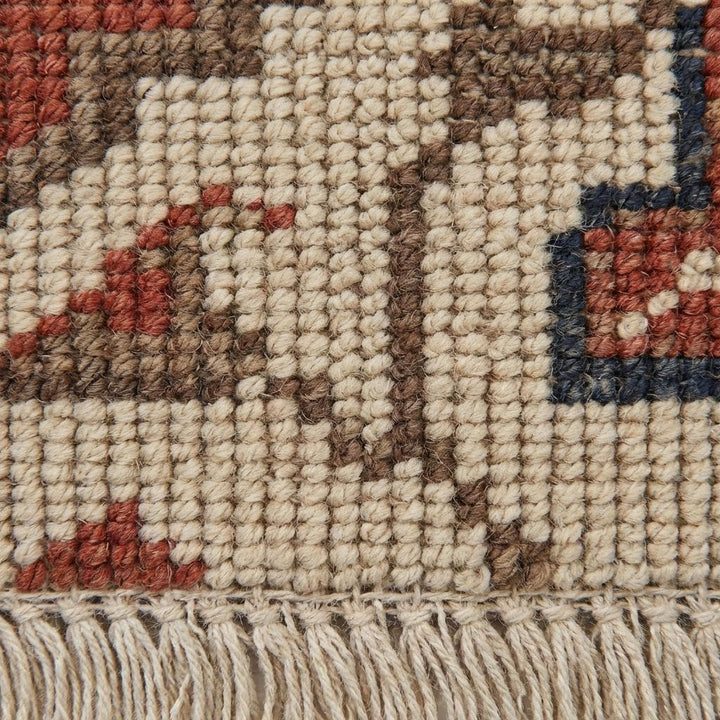 Translation missing: es.Close-up of hand knotted wool pile showing individual knot texture and natural fibers