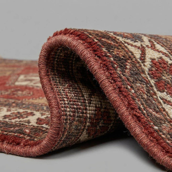 Translation missing: es.Close up of hand knotted wool pile showing individual knots, natural wool fibers, and artisan craftsmanship
