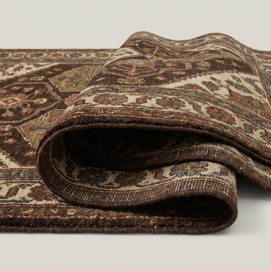 Translation missing: es.Close-up of hand knotted wool rug showing individual knots, natural wool fibers, and dense pile texture