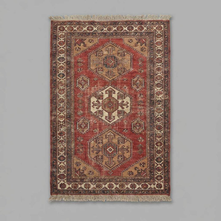 Translation missing: es.Traditional hand knotted wool rug featuring geometric tribal motifs and classic border design