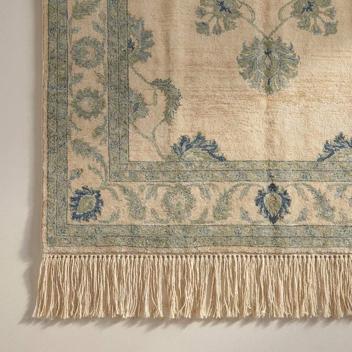 Translation missing: es.Close up detail showing the dense wool pile and individual knot structure of the artisan handmade rug construction
