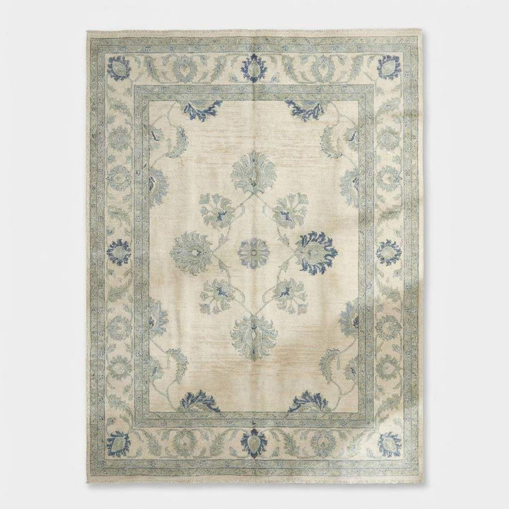 Translation missing: es.Detail of the large-scale transitional floral motifs and border pattern in soft slate blues and sage greens