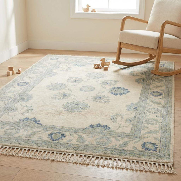 Translation missing: es.Overhead view of the vintage style wool carpet anchoring a seating area, demonstrating scale and layout