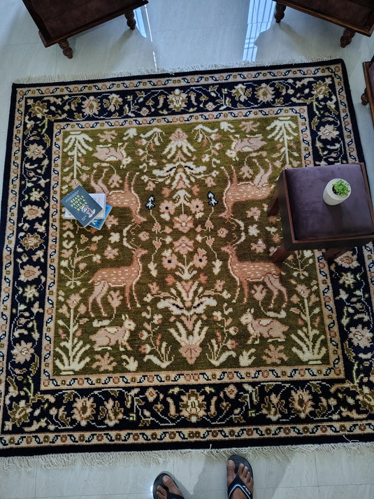 Translation missing: es.Hand knotted wool rug with green Persian animal motif and navy floral border