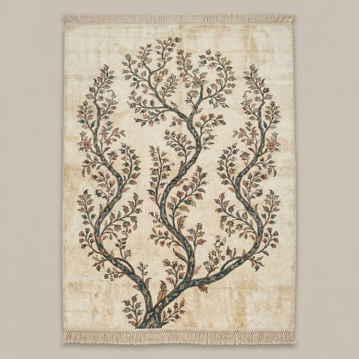 Translation missing: es.Detailed view of the authentic hand-tied cream cotton fringe at the edge of a premium hand-knotted wool area rug