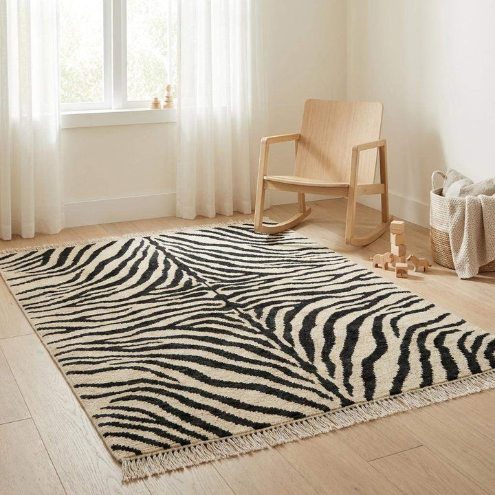 Translation missing: es.Designer-style black and ivory wool rug highlighting natural variation from hand knotting