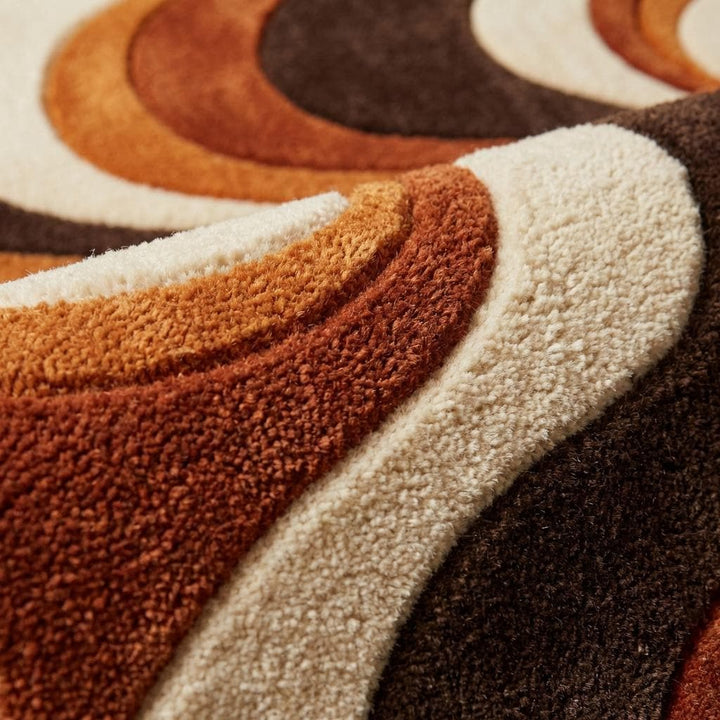Translation missing: es.Close-up of dense wool pile showing hand tufted loop-cut texture and carved sculpted abstract pattern detail