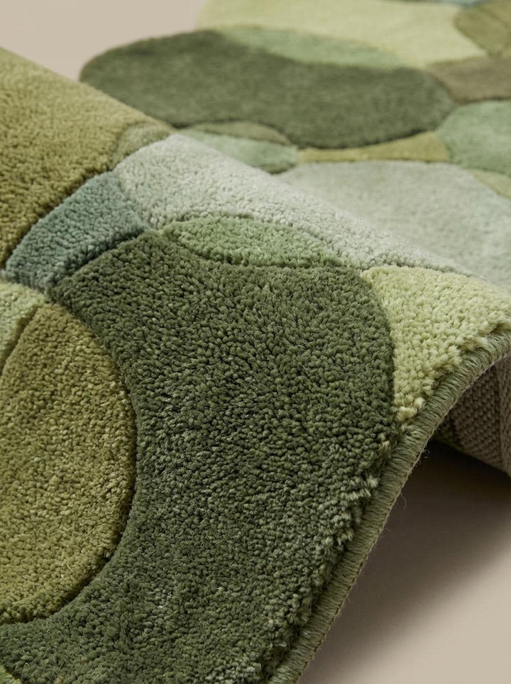 Translation missing: es.Close up of dense hand tufted wool pile showing soft cut pile texture and sculpted pebble shapes
