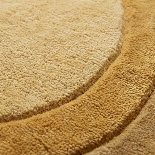 Translation missing: es.Close-up of dense wool pile on hand tufted rug showing soft plush texture, carved contour detailing, and matte natural fiber surface