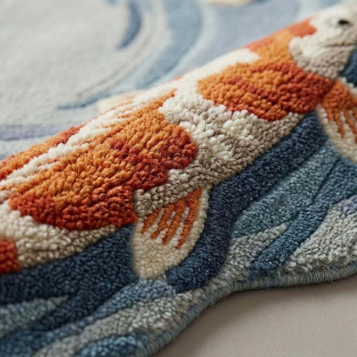 Translation missing: es.Close-up of hand tufted wool pile showing carved koi fish and water ripple texture