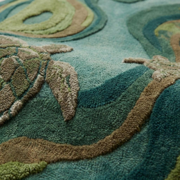 Translation missing: es.Close up of dense hand tufted wool pile showing carved high-low texture and soft natural fiber surface