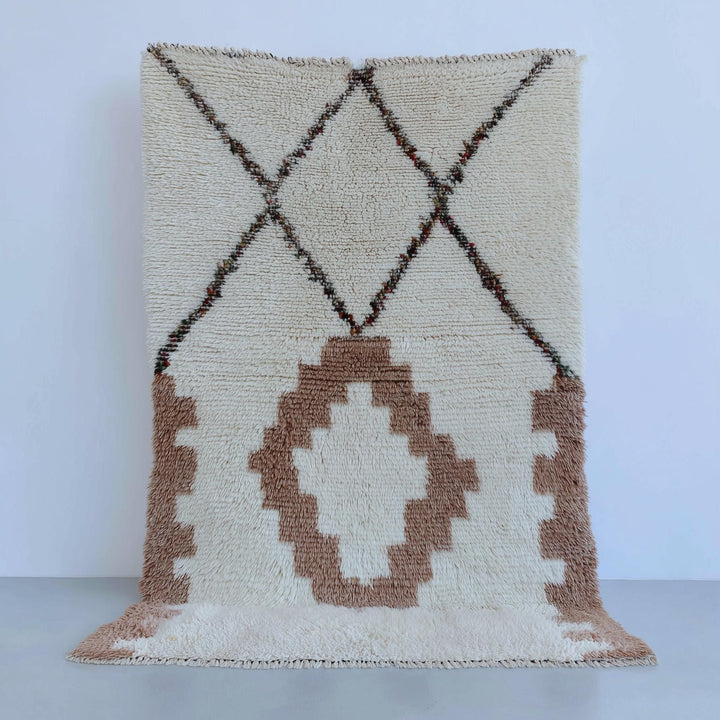 Translation missing: es.Hand-tufted wool area rug with modern Moroccan geometric pattern in ivory and beige tones