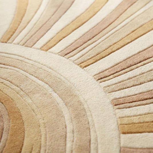 Translation missing: es.Close-up of dense hand-tufted wool pile showing carved sculpted channels and soft textured surface in cream and sand shades