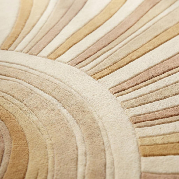 Translation missing: es.Close-up of dense hand-tufted wool pile showing carved sculpted channels and soft textured surface in cream and sand shades