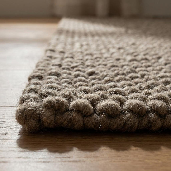 Translation missing: es.Close up of thick wool rug texture featuring handcrafted chunky knit design for cozy home styling