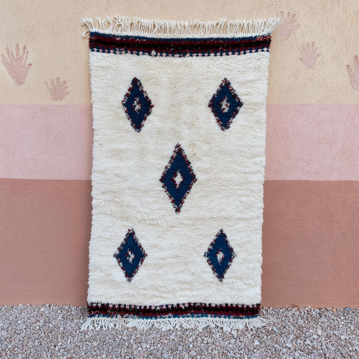 Translation missing: es.Handmade Moroccan Beni Ourain Rug with indigo diamond pattern on ivory background