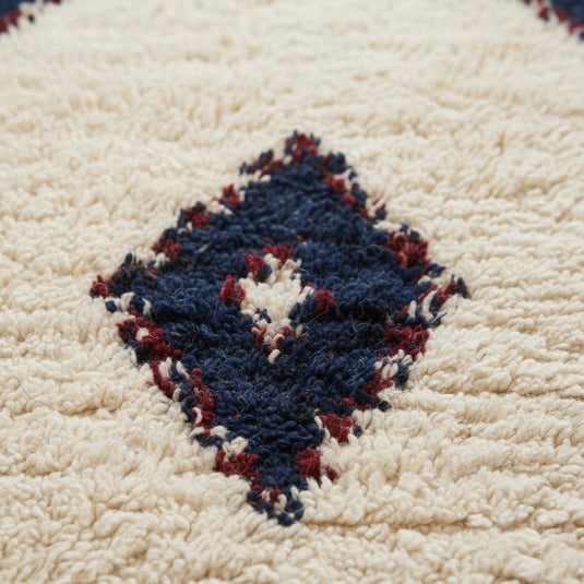 Translation missing: es.Close-up of a luxurious Moroccan rug pile, highlighting the intricate abstract diamond pattern and rich texture