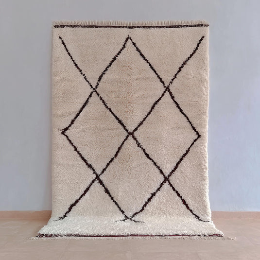 Translation missing: es.Handmade Moroccan Beni Ourain rug with ivory wool and dark brown diamond pattern