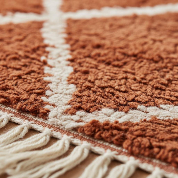 Translation missing: es.Close-up of artisan wool area rug in terracotta colour with diamond motif, ideal boho home décor rug