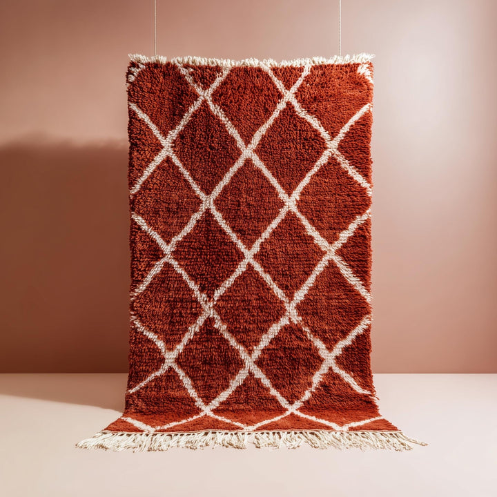 Translation missing: es.Handmade Moroccan shag rug in terracotta wool with diamond pattern and off-white fringe for boho home decor