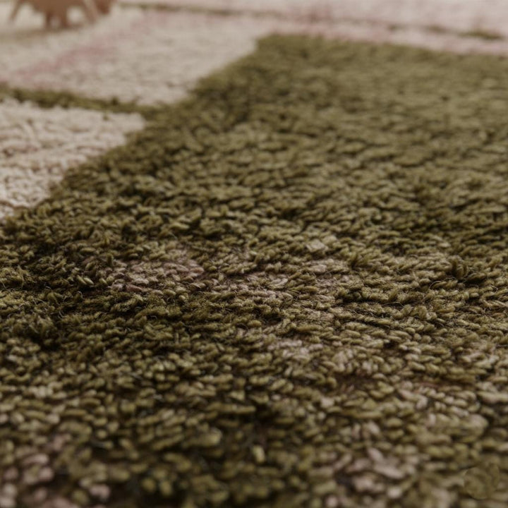 Translation missing: es.Close-up of dusty-pink and olive handwoven wool shag rug with textured pile and artisan fringe — boho area rug, rugs rug carpet teppich