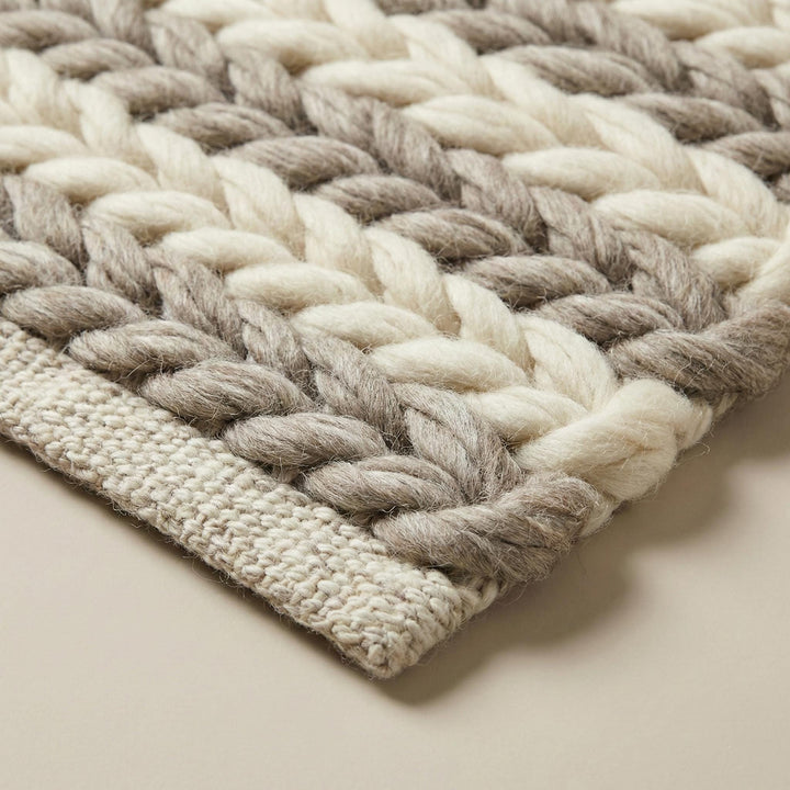 Translation missing: es.Handwoven chunky wool braided rug in neutral tones for farmhouse and minimalist decor