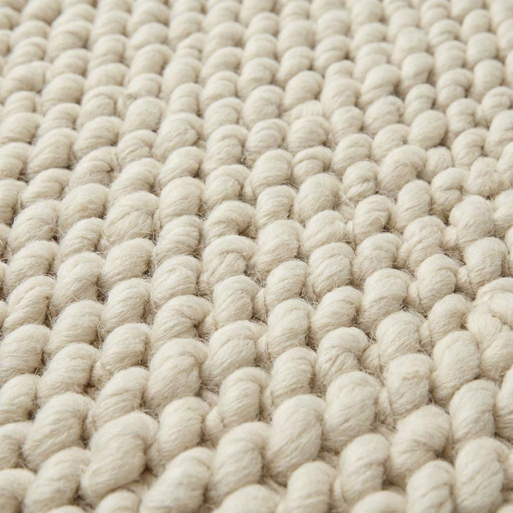 Translation missing: es.Natural wool area rug with cozy, oversized woven loops ideal for Scandinavian and minimalist décor