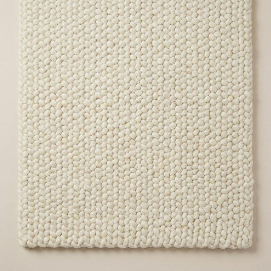 Translation missing: es.Handwoven chunky wool area rug in off white, perfect for Scandinavian and modern farmhouse interiors