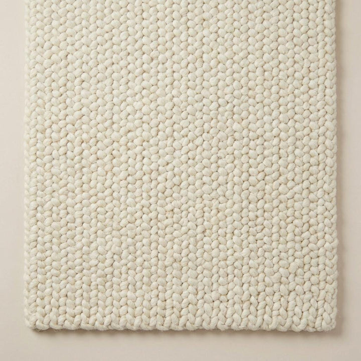 Translation missing: es.Handwoven chunky wool area rug in off white, perfect for Scandinavian and modern farmhouse interiors