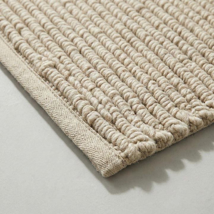 Translation missing: es.Handwoven chunky wool rug with thick looped weave in neutral beige, perfect for cozy farmhouse and modern interiors