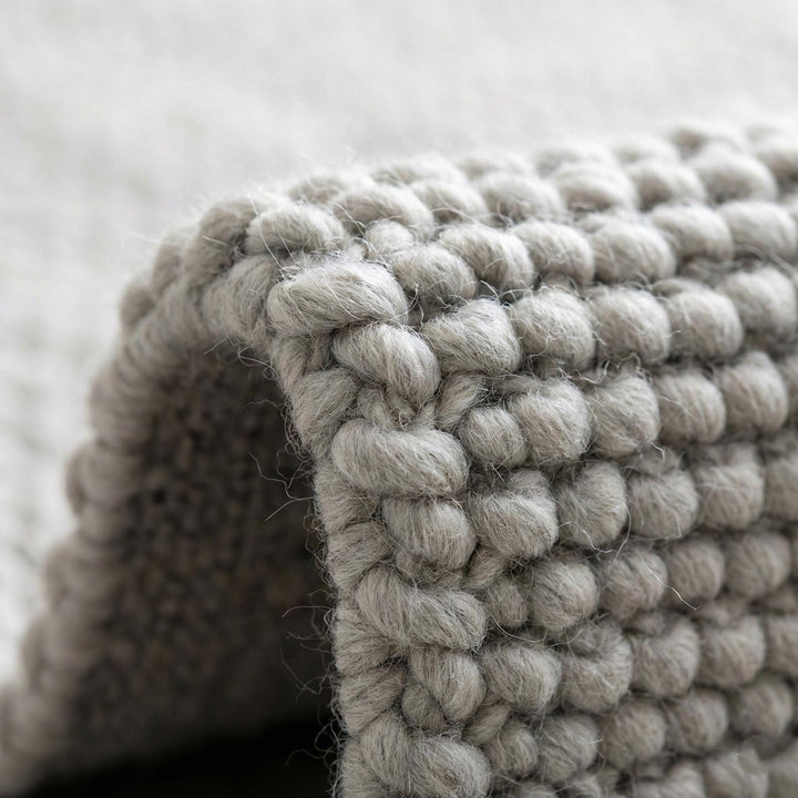 Translation missing: es.Handwoven chunky wool rug in neutral gray with thick weave for cozy Scandinavian farmhouse decor