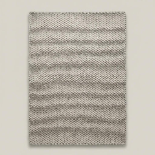 Translation missing: es.Chunky wool rug with thick handwoven texture in neutral gray, made from natural wool, perfect for cozy modern and Scandinavian home décor