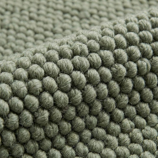 Translation missing: es.Close-up of chunky wool rug showing thick knitted wool fibers, natural handmade rug for rustic and modern homes