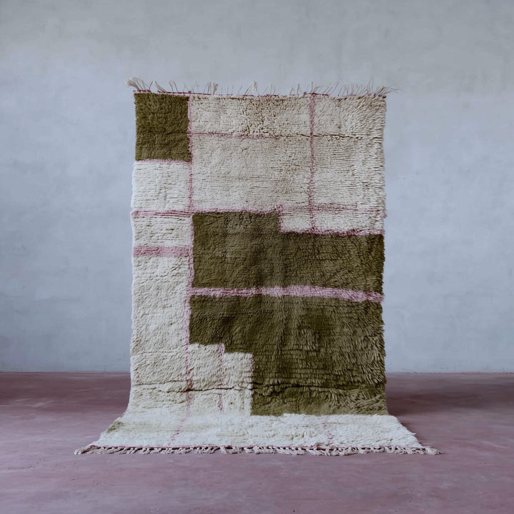 Translation missing: es.Handwoven Moroccan Beni Ourain rug with cream, olive geometric blocks, and dusty-pink grid lines on wool shag pile
