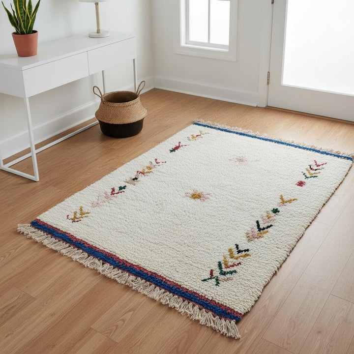 Translation missing: es.Minimalist Moroccan wool rug with subtle colorful accents and textured shag finish, ideal for cozy boho interiors