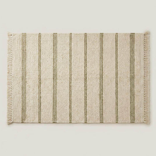 Translation missing: es.Folded boho farmhouse wool rug showing woven pattern and soft chunky stitching