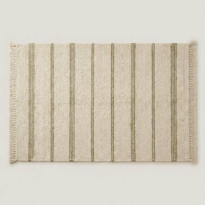 Translation missing: es.Folded boho farmhouse wool rug showing woven pattern and soft chunky stitching