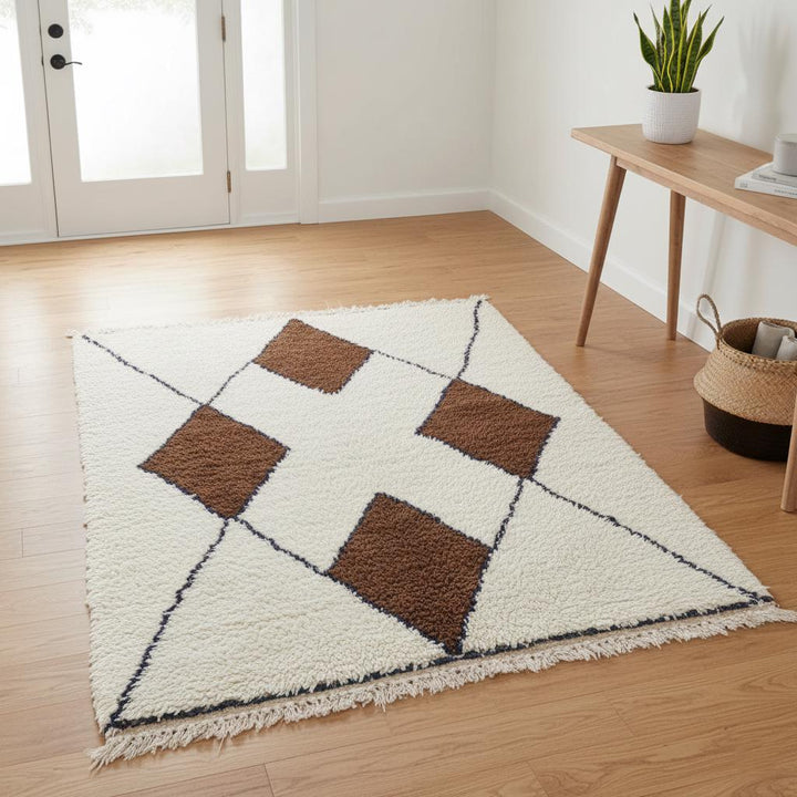 Translation missing: es.Minimal Beni Ourain inspired rug: ivory background, three stacked brown diamonds with dark outlines — warm modern centerpiece